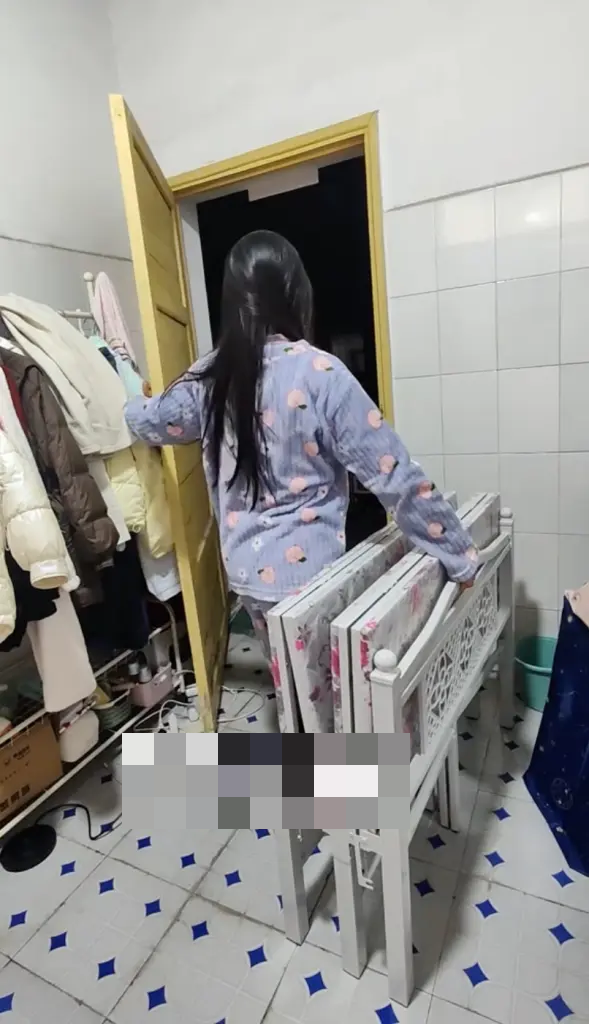 Theo What's The Jam, vào ban ngày, Yang sẽ dọn dẹp hết đồ đạc để khách hàng và nhân viên có thể sử dụng nhà vệ sinh. Ảnh: JP.