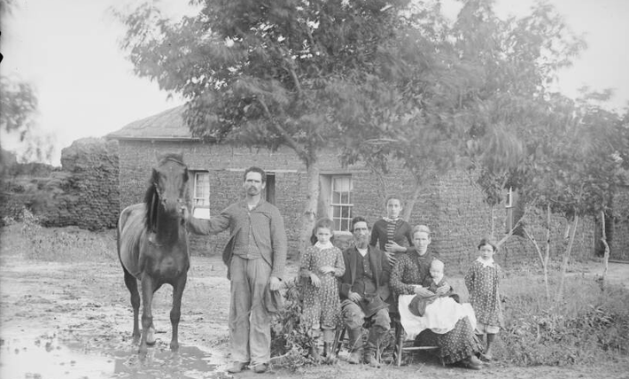 Gia đình Ball ở Woods Park, Nebraska, năm 1886.
