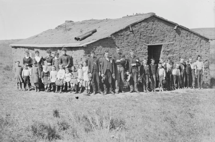 Học sinh tạo dáng bên ngoài Trường Gates ở Custer, Nebraska.