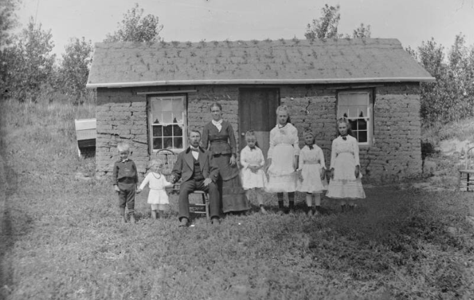 Các gia đình xây dựng nhà ở và trang trại ở vùng nông thôn Nebraska. Không lâu sau đó, có tới 500.000 người đã định cư tại bang này và tiếp tục tăng dần.