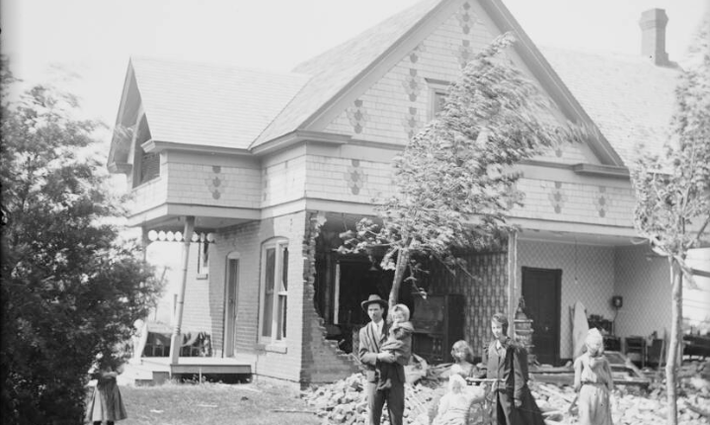 Một ngôi nhà ở Nebraska bị hư hại sau trận lốc xoáy kinh hoàng.