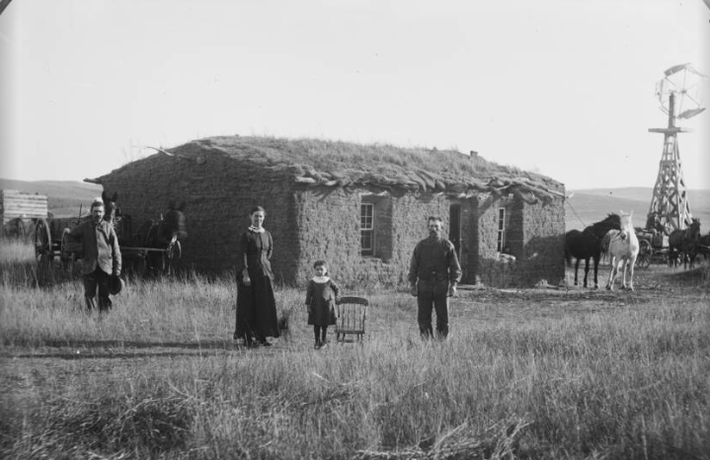 Gia đình Burow đứng trước ngôi nhà gần Merna, Nebraska, vào khoảng năm 1886.