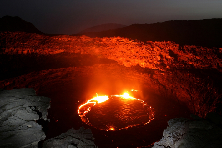 Núi lửa Erta Ale ở Ethiopia có hồ dung nham tồn tại lâu nhất, từ năm 1906. Được người dân địa phương gọi là “Cổng vào địa ngục” vì nhiệt độ nóng bỏng, tên của núi lửa Erta Ale bắt nguồn từ tiếng Afar. Đây là một trong những ngọn núi lửa hoạt động mạnh nhất thế giới. Ảnh: AE.