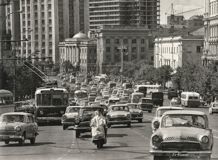 Cảnh đông đúc trên đường phố Okhotny Ryad những năm 1960. Những bức ảnh cũng phần nào hé mở cuộc sống của người dân ở Moscow nhiều năm trước.