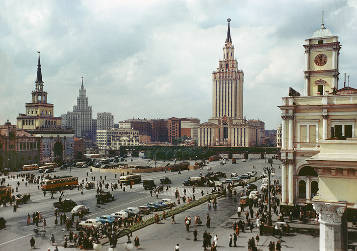 Quảng trường Komsomolskaya năm 1957 với người và xe tấp nập.
