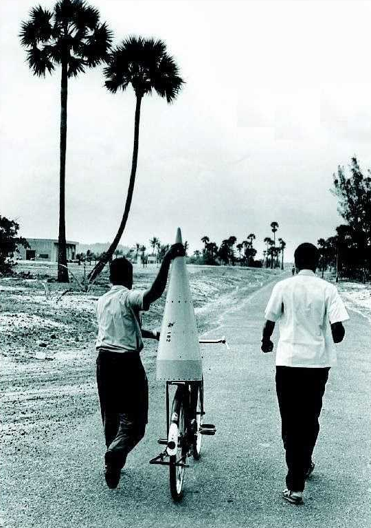 Tên lửa đầu tiên của Ấn Độ được vận chuyển bằng...xe đạp. Năm 1963, Tổ chức Nghiên cứu Vũ trụ Ấn Độ (ISRO) đã phóng tên lửa đầu tiên từ một nhà thờ ở Thumba, ngoại ô Trivandrum ngày nay. Một phần đầu tên lửa nói trên được vận chuyển bằng xe đạp đến nơi lắp ráp.