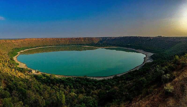 Hồ Lonar ở Maharashtra được tạo ra bởi một thiên thạch rơi xuống cách đây khoảng 52.000 năm.