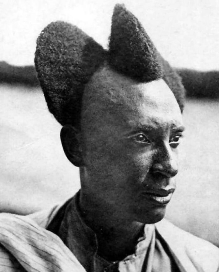 Amasunzu là kiểu tóc truyền thống ở Rwanda phổ biến trong những năm 1920 và 1930.