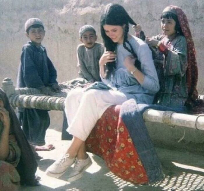 Một cô gái Afghanistan đang tết tóc cho một du khách người Mỹ năm 1969.