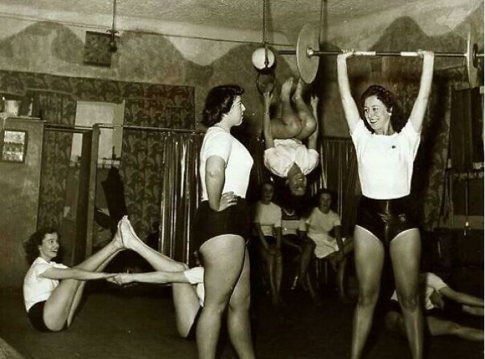 Những người phụ nữ bên trong một phòng tập thể dục nhỏ tại nhà vào những năm 1950.