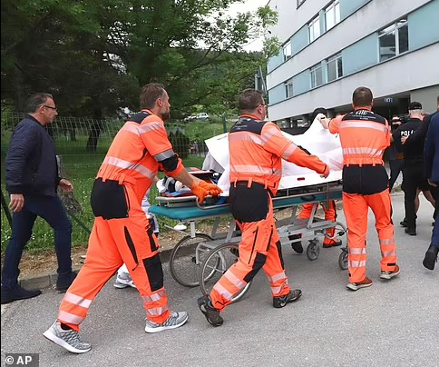 Sáng 16/5, Phó Thủ tướng Slovakia Tomas Taraba cho biết ông Fico "không còn trong tình trạng nguy hiểm đến tính mạng vào thời điểm này. "Theo những gì tôi biết, ca phẫu thuật diễn ra tốt đẹp và ông ấy sẽ sống", ông nói với BBC.