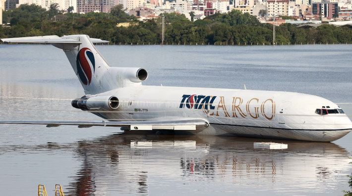 Một chiếc máy bay nằm trên đường băng ngập nước tại sân bay ở Porto Alegre ngày 6/5.