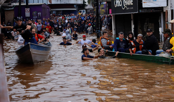 Người dân được sơ tán khỏi khu vực ngập lụt ở Canoas, bang Rio Grande do Sul, ngày 5/5.