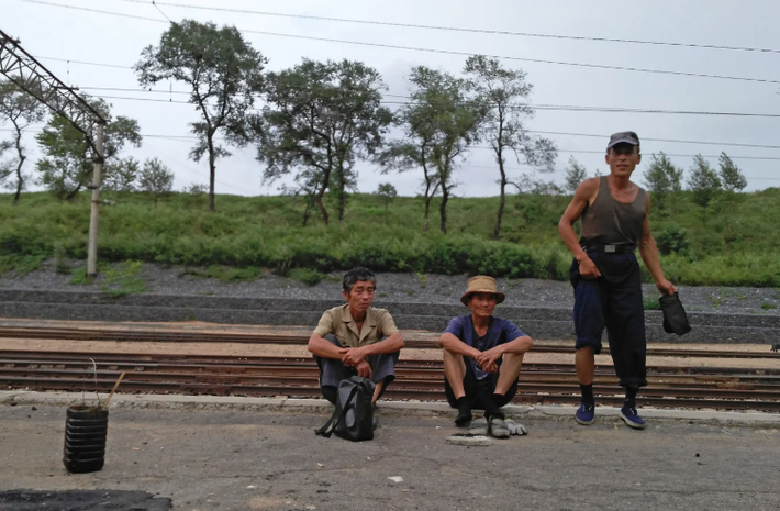 Công nhân ngồi nghỉ tại nhà ga Tumangang.