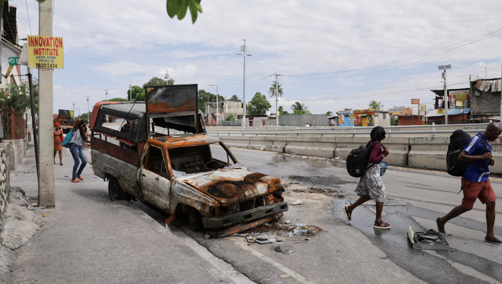 Cư dân khu vực Lower Delmas mang theo đồ đạc khi rời khỏi nhà do bạo lực băng đảng, ở Port-au-Prince, Haiti, ngày 2/5.