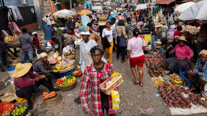 Người dân đi qua khu chợ Petionville ở Port-au-Prince, ngày 2/5.