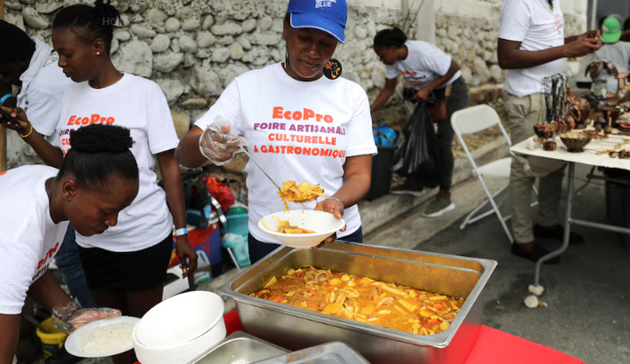 Người phụ nữ chuẩn bị phần súp cho mọi người tại hội chợ thủ công ở Port-au-Prince, ngày 1/5.