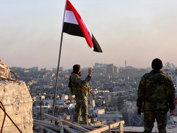 Đất nước Syria đang đối mặt với cuộc khủng hoảng nhân đạo trầm trọng. Hơn một nửa triệu người đã thiệt mạng kể từ khi cuộc nội chiến Syria bùng phát năm 2011. Sự hiện diện của phiến quân IS tại quốc gia Trung Đông này càng khiến tình hình trở nên tồi tệ hơn.