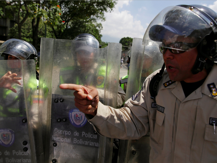 Venezuela là một trong những cửa ngõ của những tuyến đường buôn bán ma túy trái phép vào Mỹ. Kinh tế khốn khó đang khiến cho bạo lực ngày càng gia tăng tại quốc gia Nam Mỹ này.