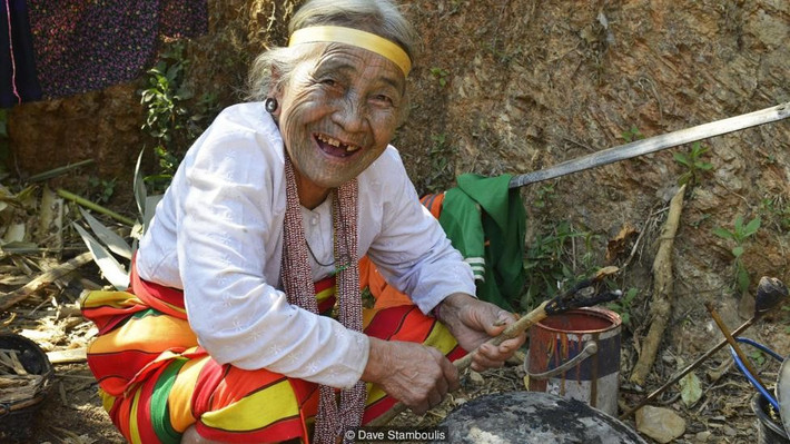 "Những cô gái trẻ tiếp xúc nhiều với bên ngoài. Họ dùng máy tính, đọc sách và họ thích quần áo bán ở Yangon, không phải những bộ đồ cổ lỗ sĩ của chúng tôi. Vậy nên họ không nghĩ những hình xăm này đẹp", bà Daw Nat Ngui nói. "Nhưng tất cả bạn bè của tôi đều xăm mặt, điều đó khiến chúng tôi thân thiết với nhau, chúng tôi có nhiều điều để chia sẻ. Tôi đoán chúng tôi là những người cuối cùng còn lại".