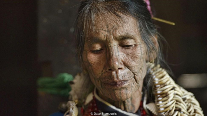 "Tôi được xăm mặt khi 12 tuổi. Đau lắm, mặt tôi đau nhức trong suốt 5 ngày. Tôi chẳng nghĩ gì về việc tại sao tôi phải làm điều đó. Chỉ là tập tục và mọi cô gái ở tuổi tôi đều phải thực hiện", bà Daw Ngai Pai, người M'uun 72 tuổi, nói với BBC.