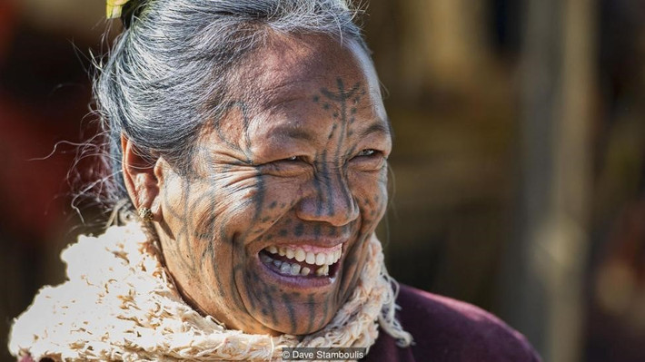 6 bộ lạc trong cộng đồng người Chin ở Myanmar có những kiểu xăm mặt khác nhau. Người M'uun (ảnh) dễ nhận ra nhất với các hình chữ P hoặc D móc nối nhau trên mặt cùng biểu tượng giống chữ Y trên trán.