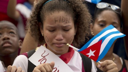 Nét mặt đau buồn của một phụ nữ khi tiễn đưa lãnh tụ Cuba về nơi an nghỉ cuối cùng. Ảnh: AP.