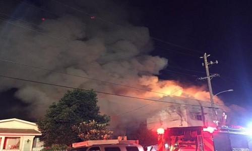Khói bốc lên ngùn ngụt trong vụ cháy nhà kho ở Mỹ. Ảnh: Reuters.