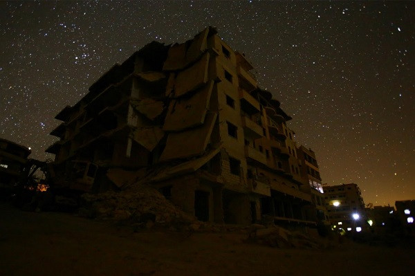 Trước khi cuộc nội chiến Syria bùng nổ năm 2011, Idlib từng là một thành phố rất nhộn nhịp, sầm uất. Nhưng hiện giờ, người dân ở đây không dám ra khỏi nhà vào ban đêm. Đường phố Idlib thường rất tĩnh lặng khi màn đêm buông xuống.