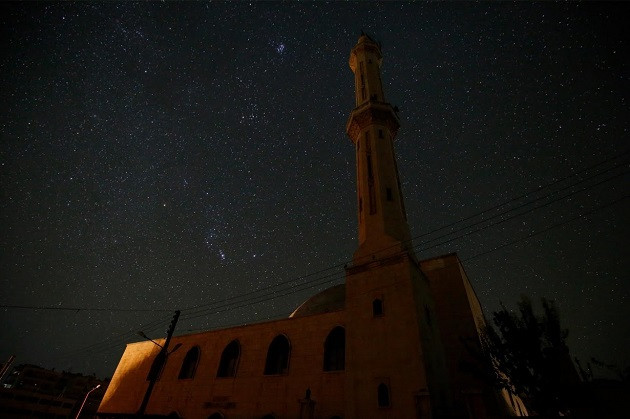 Một tòa nhà ở Idlib chìm trong bóng tối. (Nguồn ảnh: Reuters)