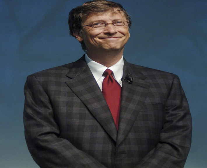 Tỷ phú Bill Gates chăm sóc cho một cái cây yêu thích của ông trong suốt nhiều năm. Cây xanh đến nay đã gần 40 tuổi được trồng gần lối đi trong ngôi nhà của gia đình Bill Gates.