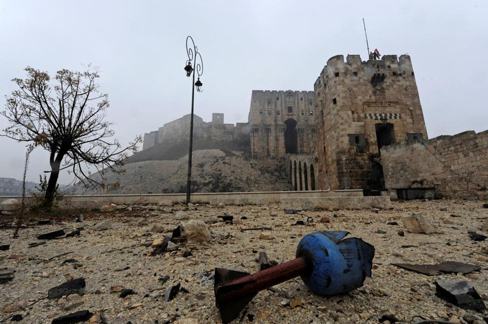 Vỏ đạn pháo vương vãi bên ngoài Thành cổ Aleppo.