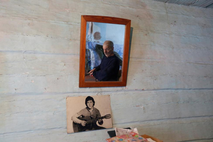 Một bức ảnh diễn viên kiêm ca sĩ, nhà thơ Xô Viết Vladimir Vysotsky được treo trên tường trong nhà của ông Mikhai Baburin ở làng Mikhailovka. Ông đã chuyển tới tới đây vào năm 2000 và sống đơn độc trong ngôi làng hẻo lánh của nước Nga này suốt 10 năm qua.