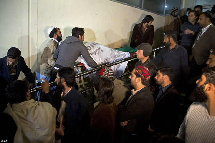 Các tình nguyện viên Pakistan chuyển thi thể nạn nhân vụ máy bay rơi tới nhà xác của bệnh viện ở Abbottabad.