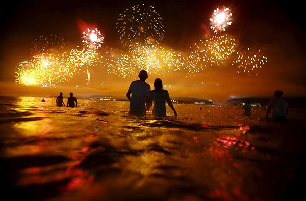 Pháo hoa mừng năm mới 2016 rực sáng trên bầu trời bãi biển Copacabana ở thành phố Rio de Janeiro, Brazil.