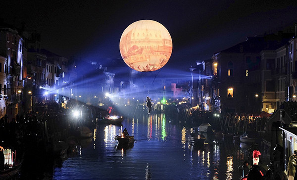Màn trình diễn đẹp mắt trong ngày đầu tiên của lễ hội Carnival ở thành phố Venice, Italy.