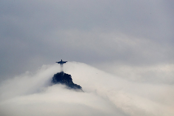Mây mù bao trùm Tượng Chúa Kitô Cứu thế ở thành phố Rio de Janeiro, Brazil.