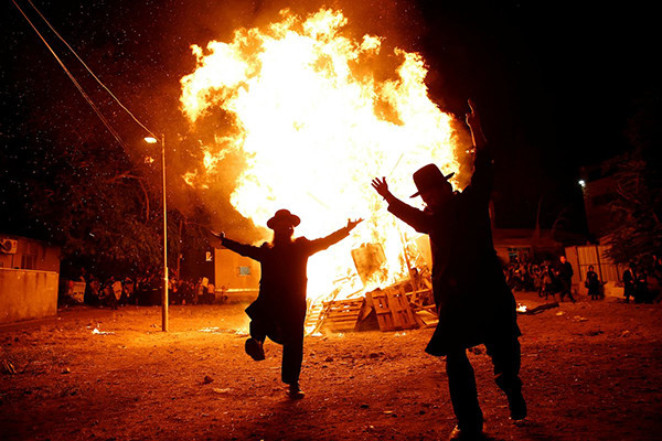 Mọi người nhảy múa trong lễ hội Lag Ba-Omer của người Do Thái ở khu Mea Shearim, Jerusalem.