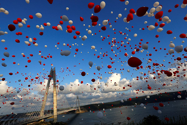 Những quả bóng bay rợp trời trong lễ khai trương cây cầu Yavuz Sultan Selim ở thành phố Istanbul, Thổ Nhĩ Kỳ. Đây là một trong những khoảnh khắc ấn tượng năm 2016 được ghi lại.