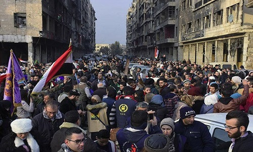 Một con phố ở Aleppo đông nghẹt người.