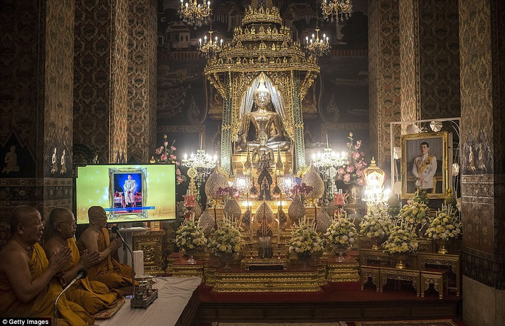 Các nhà sư cầu nguyện tại ngôi chùa Wat Pathum Wanaram trong buổi lễ tuyên bố nhận lời lên ngôi của Hoàng thái tử Maha Vajiralongkorn.