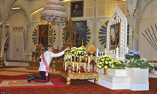 Được biết, vương hiệu của Quốc vương Rama X của Thái Lan là Nhà vua Maha Vajiralongkorn Bodindradebayavarangkun. Ảnh: Tân Quốc vương Thái Lan quỳ gối trước bức chân dung Vua Rama IX Bhumibol Adulyadej và Hoàng hậu Sirikit tại cung điện Dusit để bày tỏ lòng thành kính với người cha quá cố.