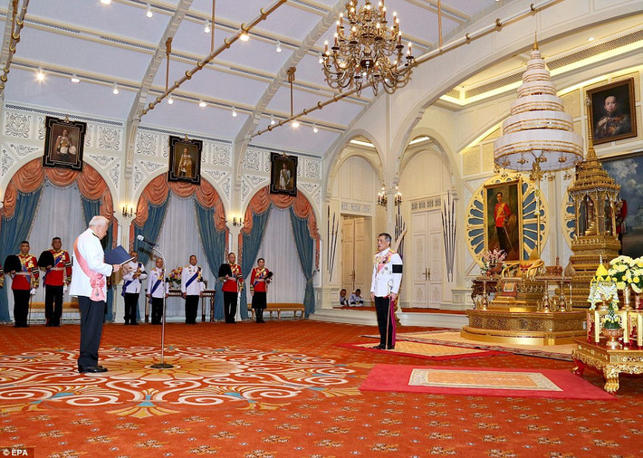 Nhiếp chính Prem Tinsulanonda (trái) đọc lời mời lên ngôi trong buổi lễ tuyên bố nhận lời lên ngôi của Hoàng Thái tử Maha Vajiralongkorn.