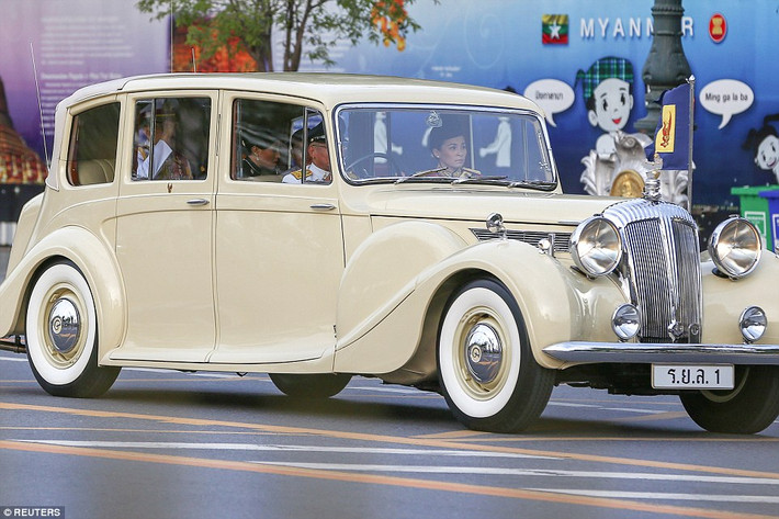 Chiếc xe chở Hoàng thái tử Maha Vajiralongkorn đến cung điện Grand ở thủ đô Bangkok. (Nguồn ảnh: Daily Mail).