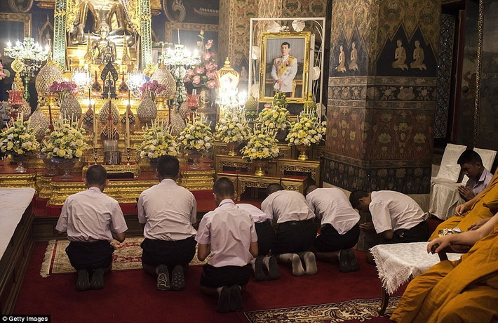 Các sinh viên cầu nguyện cho Quốc vương Maha Vajiralongkorn Bodindradebayavarangkun trước lễ tuyên bố lên ngôi.