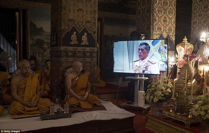 Hình ảnh tân Quốc vương Thái Lan Maha Vajiralongkorn Bodindradebayavarangkun được chiếu trên truyền hình.