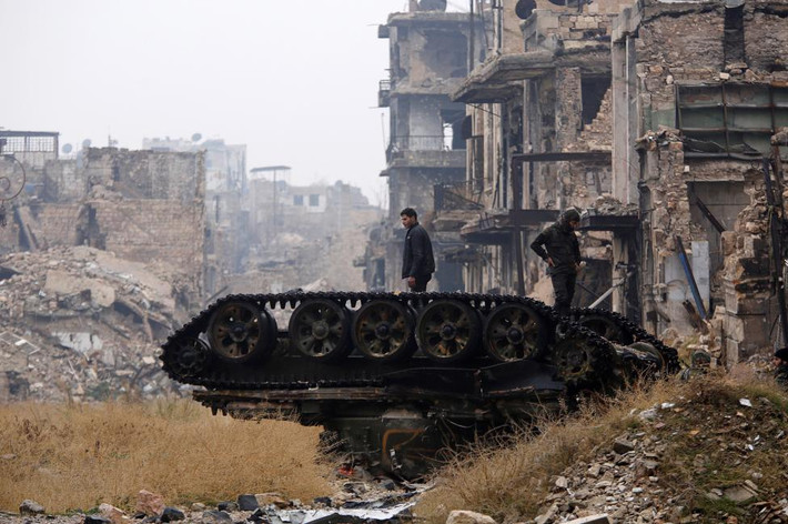 Một chiếc xe tăng bị bỏ lại gần nhà thờ Hồi giáo Umayyad do chính phủ kiểm soát tại Aleppo ngày 13/12. Theo thông tin mới nhất, chính phủ Syria và phe đối lập đã hoàn tất các điều kiện đầu hàng ở Đông Aleppo.