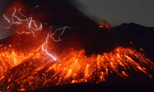 Cảnh tượng đáng kinh ngạc khi núi lửa Sakurajima phun trào. Bức ảnh được chụp từ thành phố Tarumizu, tỉnh Kagoshima, Nhật Bản, ngày 5/2.
