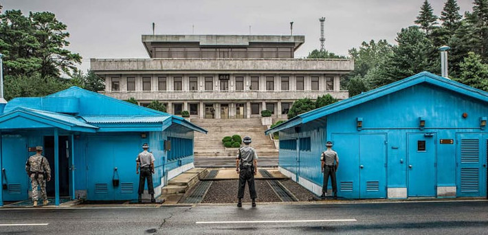 Khu phi quân sự bán đảo Triều Tiên (DMZ) được bao quanh bởi hàng rào điện. Ngoài ra, binh sĩ hai nước Triều Tiên và Hàn Quốc luôn tuần tra trong khu vực này.