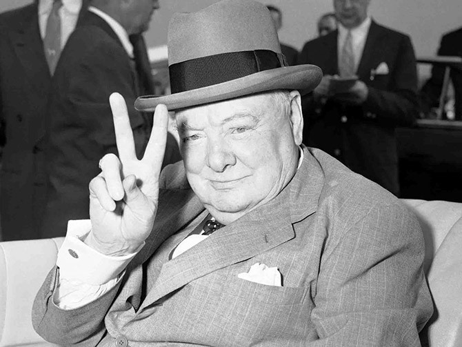 Cựu Thủ tướng Anh Winston Churchill thường uống một ly rượu Whiskey nhẹ vào lúc 5 giờ chiều trước khi đi ngủ khoảng 2 tiếng. Ông thường làm việc thâu đêm.